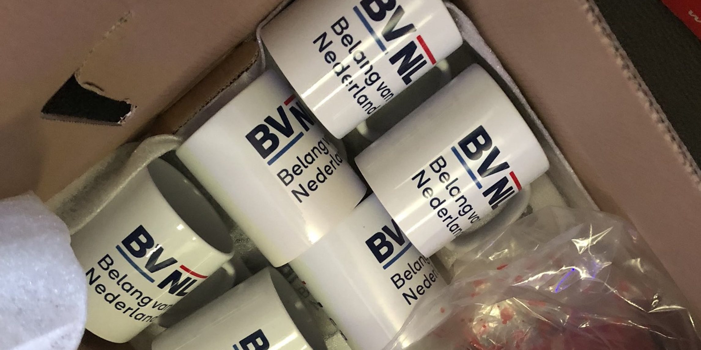 Misschien kan Wybren van Haga zijn overtollige BVNL-mokken naar Zaltbommel sturen